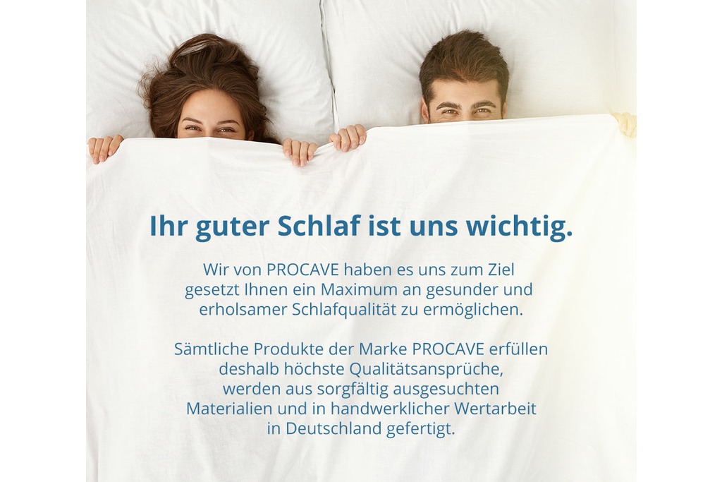 Frau schl&auml;ft entspannt in einem hellen Schlafzimmer